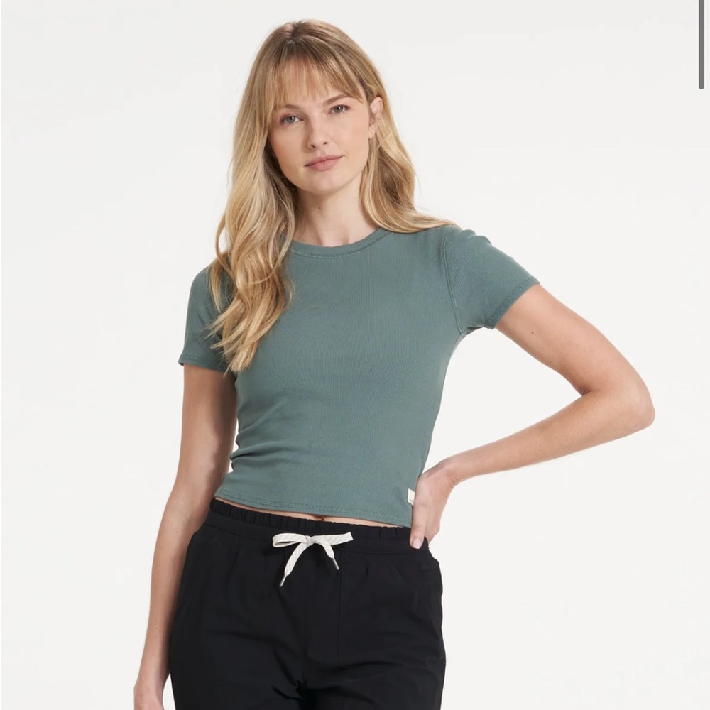 Vuori Mudra/Pose Fitted Tee in Kelp